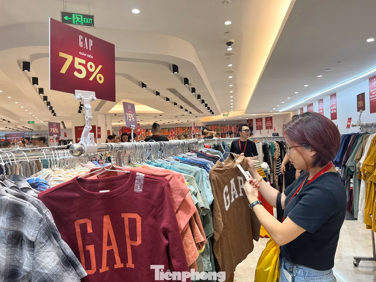 Ghi nhận trong chiều 1/9 tại Union Square, hàng trăm khách hàng nhộn nhịp đến đây tham quan, mua sắm. “Buổi tối là thời điểm đông khách nhất, vì vậy tôi tranh thủ đi ban ngày song quầy hàng nào cũng chật kín. Điều này cũng dễ hiểu vì mỗi năm chỉ có một lần hàng hiệu được giảm giá “kịch trần” thế này nên ai cũng tranh thủ mua sắm”, chị Thu Uyên (ngụ TP Thủ Đức) hào hứng chia sẻ. Ghi nhận trong chiều 1/9 tại Union Square, hàng trăm khách hàng nhộn nhịp đến đây tham quan, mua sắm. “Buổi tối là thời điểm đông khách nhất, vì vậy tôi tranh thủ đi ban ngày song quầy hàng nào cũng chật kín. Điều này cũng dễ hiểu vì mỗi năm chỉ có một lần hàng hiệu được giảm giá “kịch trần” thế này nên ai cũng tranh thủ mua sắm”, chị Thu Uyên (ngụ TP Thủ Đức) hào hứng chia sẻ.