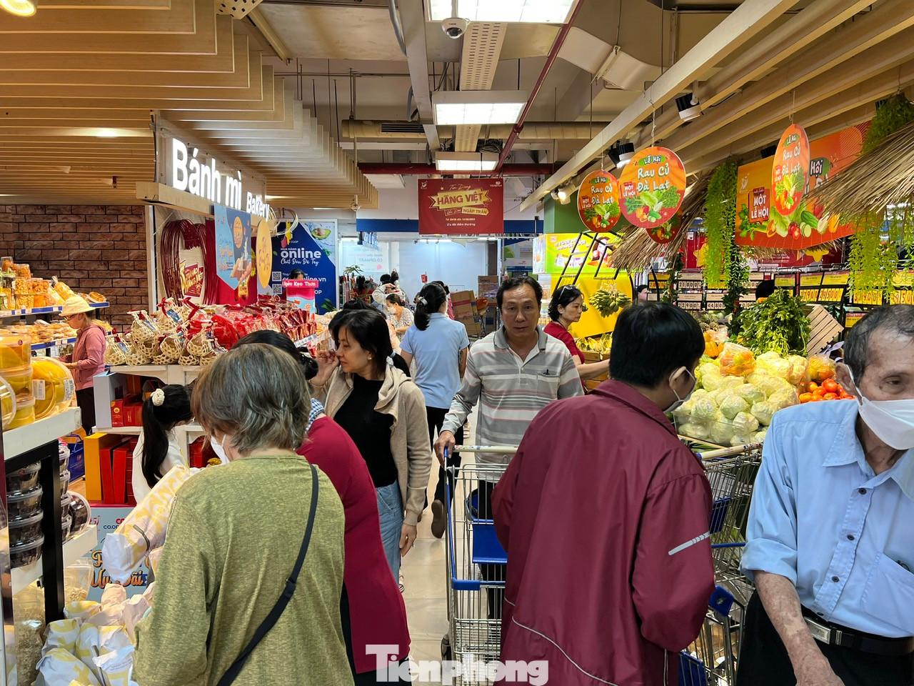 Theo đại diện Aeon Việt Nam, dịp lễ 2/9, trung tâm thương mại thu hút rất đông du khách và người dân TPHCM đến mua sắm, vui chơi và ăn uống. Để đảm bảo nhu cầu mua sắm của người dân, siêu thị sớm làm việc với các nhà cung cấp, tăng nguồn hàng so với ngày thường, đồng thời đảm bảo giữ giá ổn định.