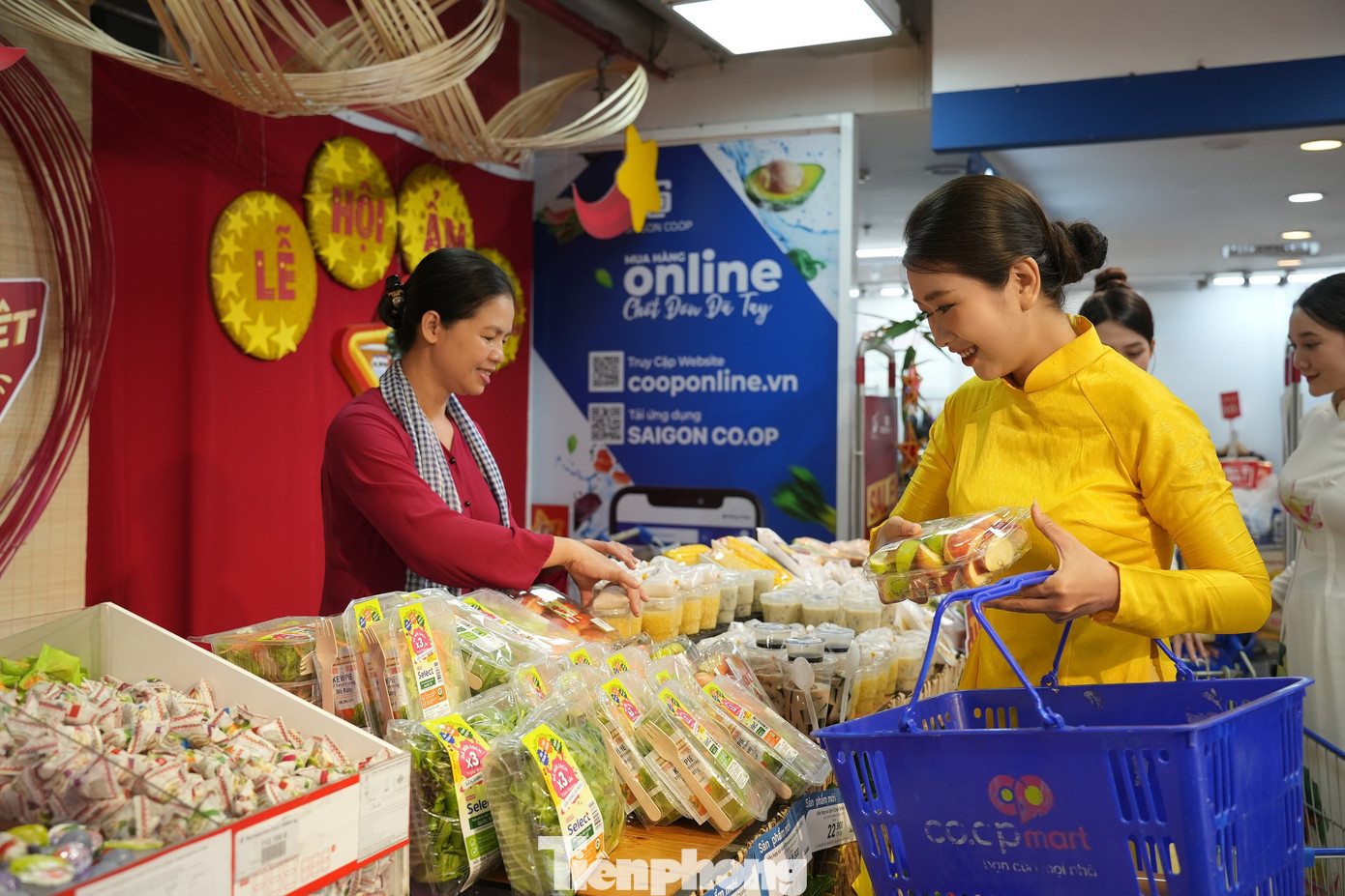 Chiều 1/9, tại siêu thị Coop Mart Rạch Miễu (quận Phú Nhuận, TPHCM), lượng khách đến mua sắm thực phẩm, hàng hóa tiêu dùng khá đông. Đa số các mặt hàng rau củ tươi sống, trái cây, thủy hải sản, thực phẩm chế biến như chả lụa, xúc xích… đều giảm giá từ 30 – 50%, kèm thêm nhiều quà tặng hấp dẫn.