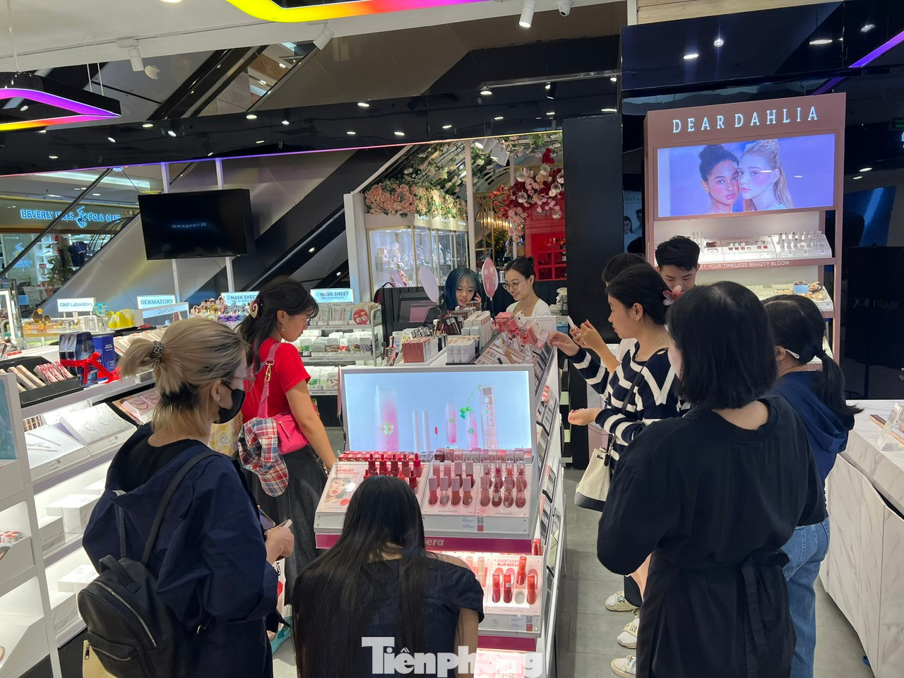 Một showroom tại trung tâm thương mại ở quận 1 khuyến mãi mỹ phẩm thu hút rất đông giới trẻ