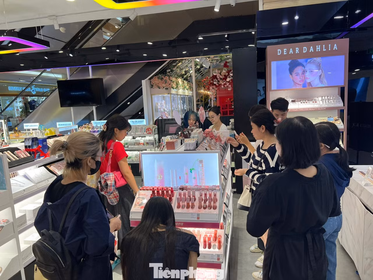 Một showroom tại trung tâm thương mại ở quận 1 khuyến mãi mỹ phẩm thu hút rất đông giới trẻ Một showroom tại trung tâm thương mại ở quận 1 khuyến mãi mỹ phẩm thu hút rất đông giới trẻ