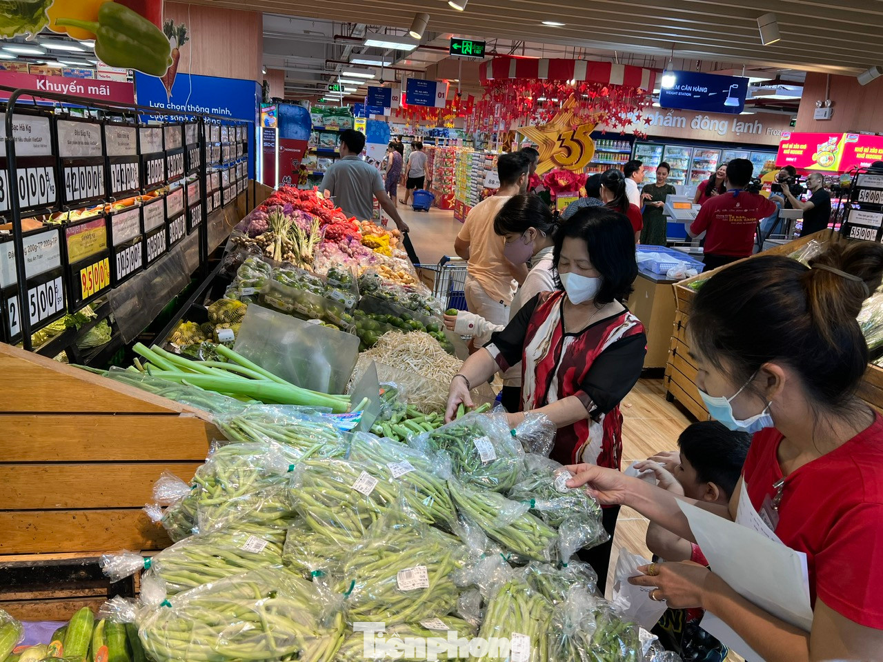 Theo lãnh đạo Saigon Co.op, doanh số bán dịp này đã tăng 30% so với ngày thường và dự báo sẽ còn tăng cao trong suốt kỳ nghỉ lễ 2/9. Đơn vị này đã huy động toàn bộ lực lượng nhân viên phục vụ khách hàng mua sắm tại siêu thị cũng như phục vụ tận nơi qua kênh online.