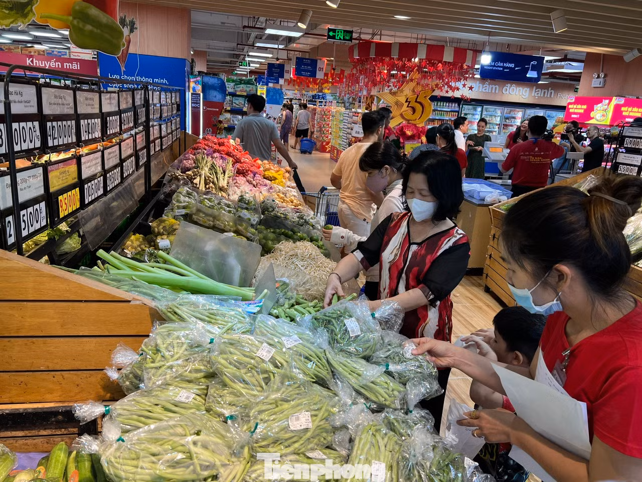 Theo lãnh đạo Saigon Co.op, doanh số bán dịp này đã tăng 30% so với ngày thường và dự báo sẽ còn tăng cao trong suốt kỳ nghỉ lễ 2/9. Đơn vị này đã huy động toàn bộ lực lượng nhân viên phục vụ khách hàng mua sắm tại siêu thị cũng như phục vụ tận nơi qua kênh online. Theo lãnh đạo Saigon Co.op, doanh số bán dịp này đã tăng 30% so với ngày thường và dự báo sẽ còn tăng cao trong suốt kỳ nghỉ lễ 2/9. Đơn vị này đã huy động toàn bộ lực lượng nhân viên phục vụ khách hàng mua sắm tại siêu thị cũng như phục vụ tận nơi qua kênh online.