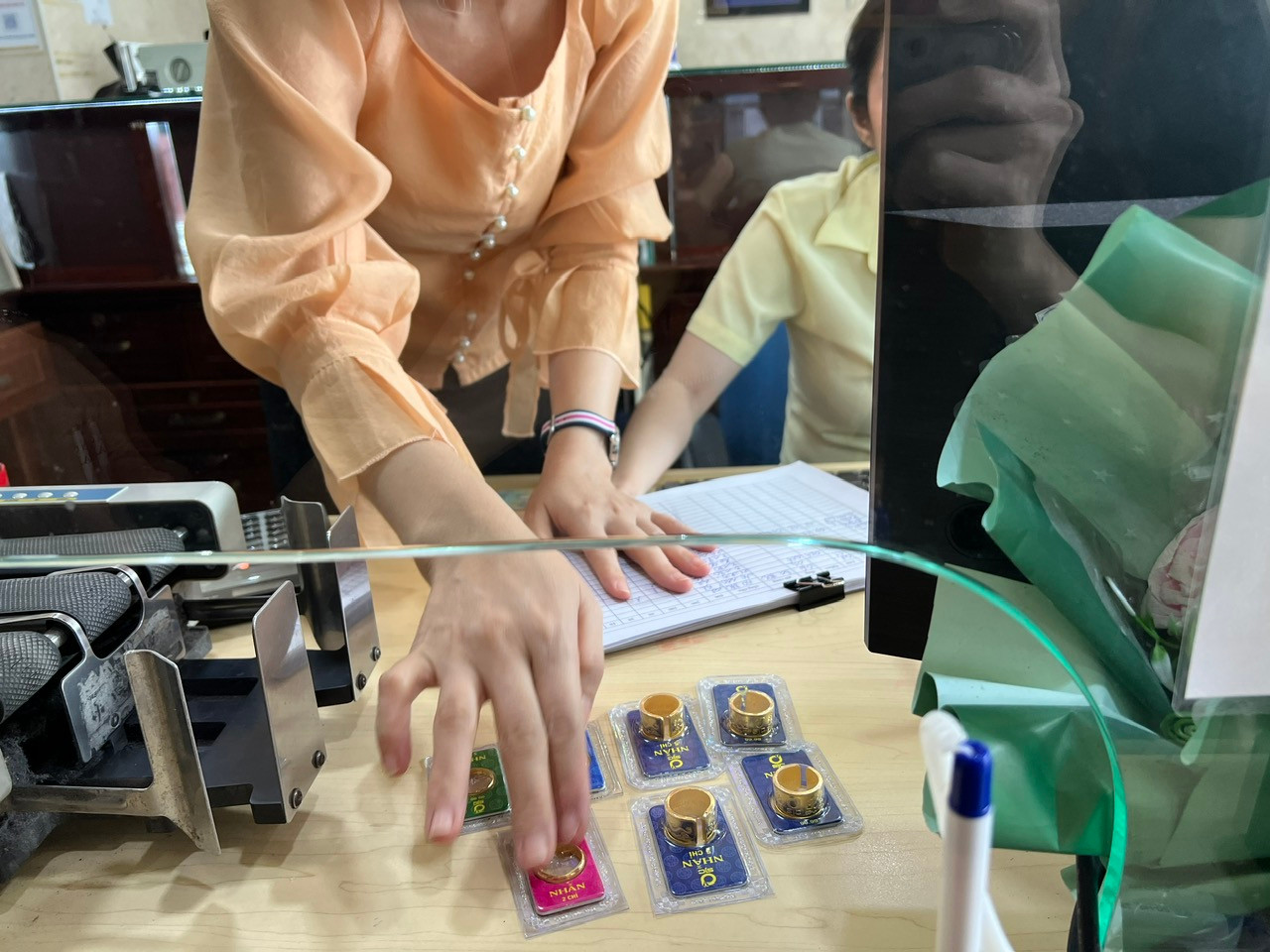 Khách hàng đem hơn 200 triệu đồng tới mua 2 lượng vàng nhẫn.