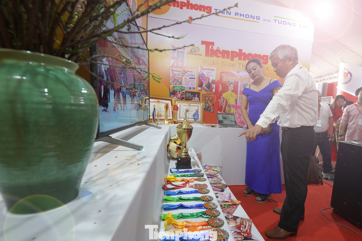 Bên cạnh các ấn phẩm nổi bật, cúp, huy chương... từ các chương trình do báo Tiền Phong tổ chức, đồng hành.