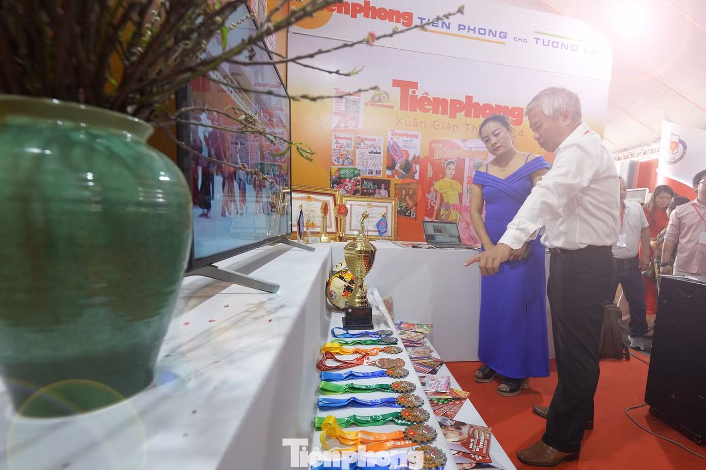 Bên cạnh các ấn phẩm nổi bật, cúp, huy chương... từ các chương trình do báo Tiền Phong tổ chức, đồng hành.