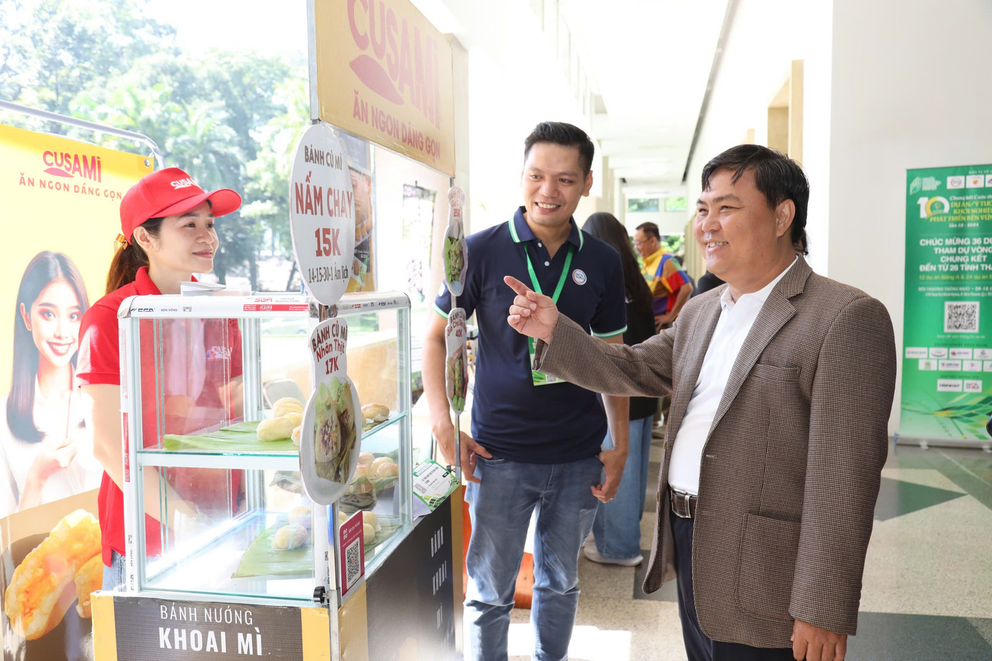 Bánh khoai mì Cusami của anh Mai Tuấn Anh (áo xanh) đạt giải nhất bảng A cuộc thi Khởi nghiệp Xanh 2024.