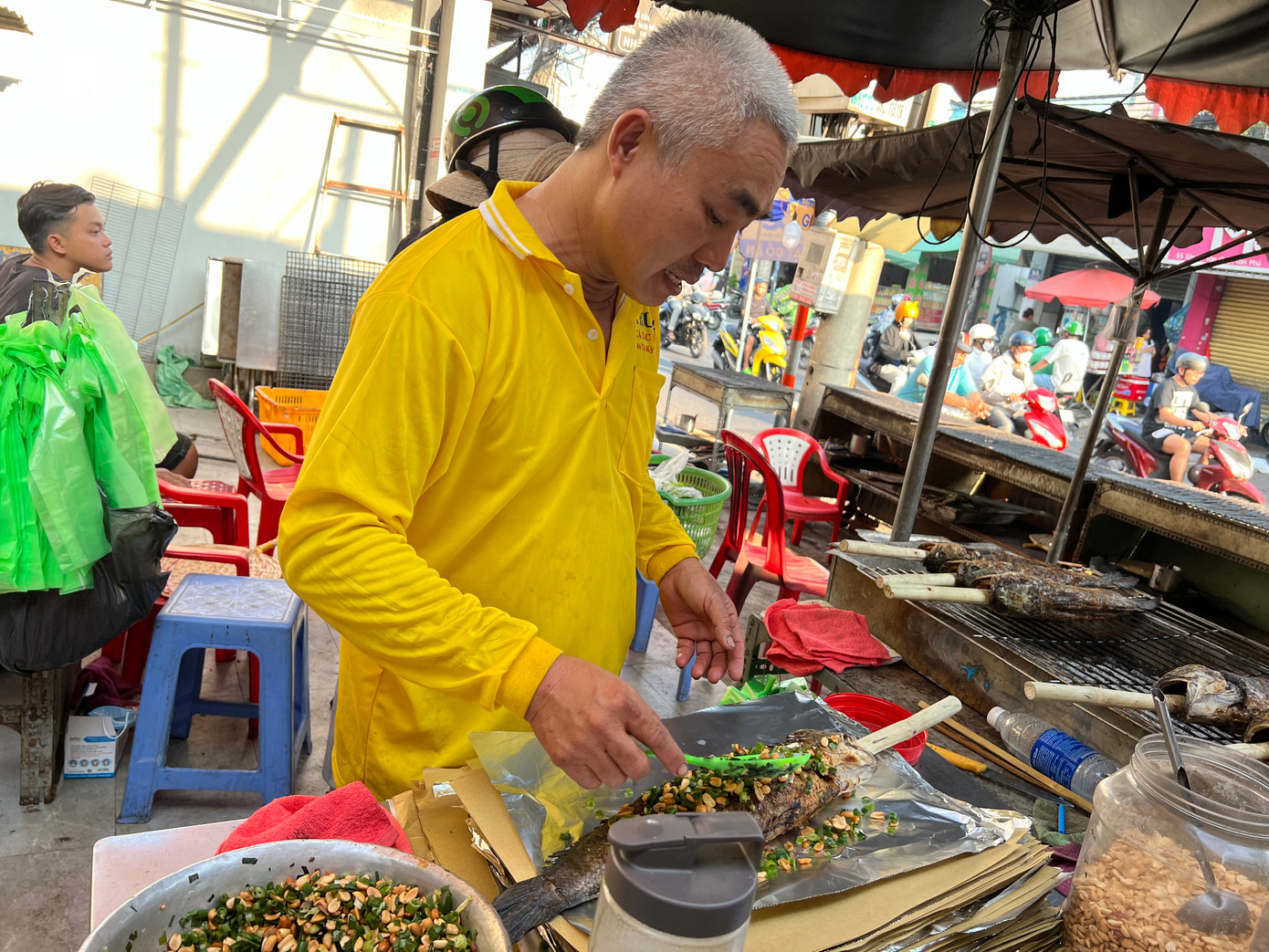 Cá lóc nướng được bôi mỡ hành và rắc thêm đậu phộng trước khi giao cho khách Cá lóc nướng được bôi mỡ hành và rắc thêm đậu phộng trước khi giao cho khách