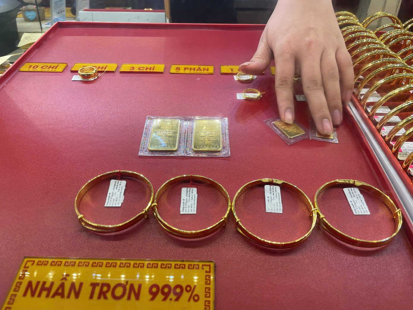 Vàng miếng, vàng nhẫn đã có hàng trở lại tại nhiều tiệm vàng ở TPHCM.