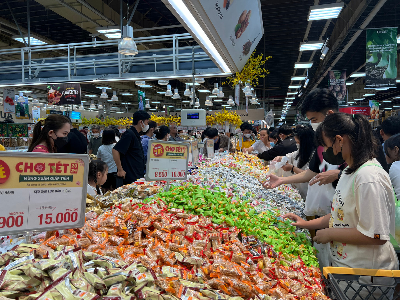 Các mặt hàng Tết đang giảm giá hấp dẫn như hạt mắc ca, hạt điều đồng giá 220.000 đồng/kg, hạt dưa có giá 180.000 đồng/kg, hạt bí có giá 150.000 đồng/kg; mực xé giá 280.000 đồng/kg, khô bò một nắng giá 560.000 đồng/kg…