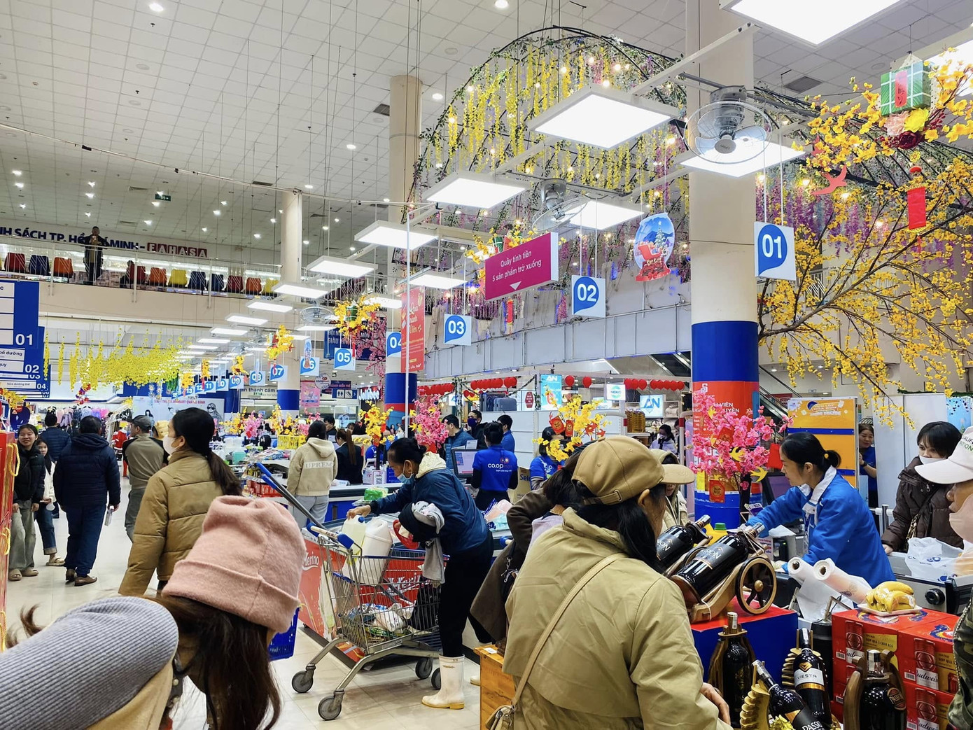 Những ngày cuối tuần, siêu thị tấp nập khách đến mua sắm