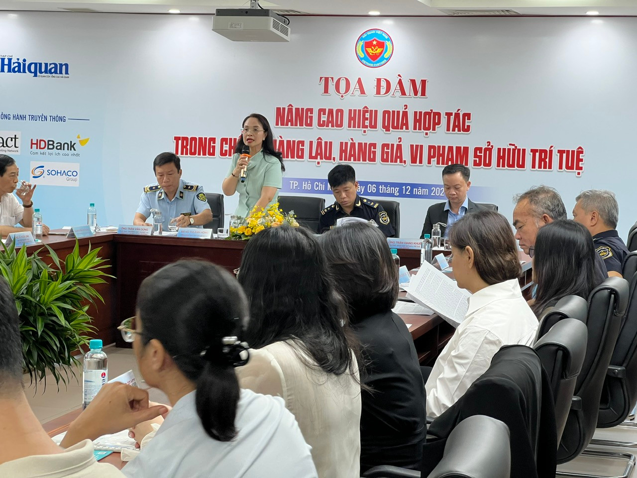 Tọa đàm thu hút sự quan tâm của các ngành chức năng, doanh nghiệp. Tọa đàm thu hút sự quan tâm của các ngành chức năng, doanh nghiệp.