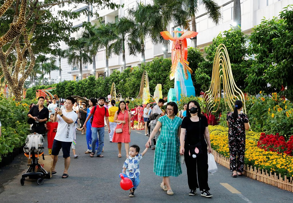 Tiểu cảnh "Rồng thần - Chim tiên" tại đường hoa ở "phố nhà giàu" Tiểu cảnh "Rồng thần - Chim tiên" tại đường hoa ở "phố nhà giàu"
