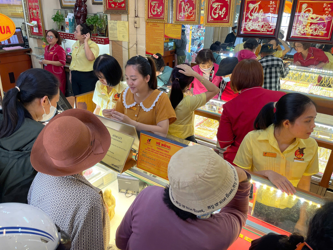 Người dân đổ xô mua bán vàng khi giá liên tục biến động.