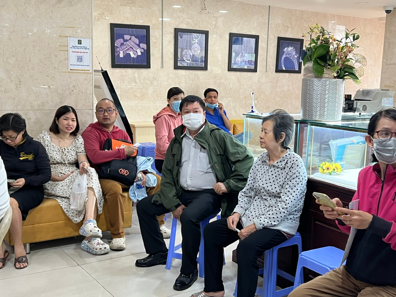 Tại đây, người dân có thể mua trực tiếp chứ không cần đăng ký online.