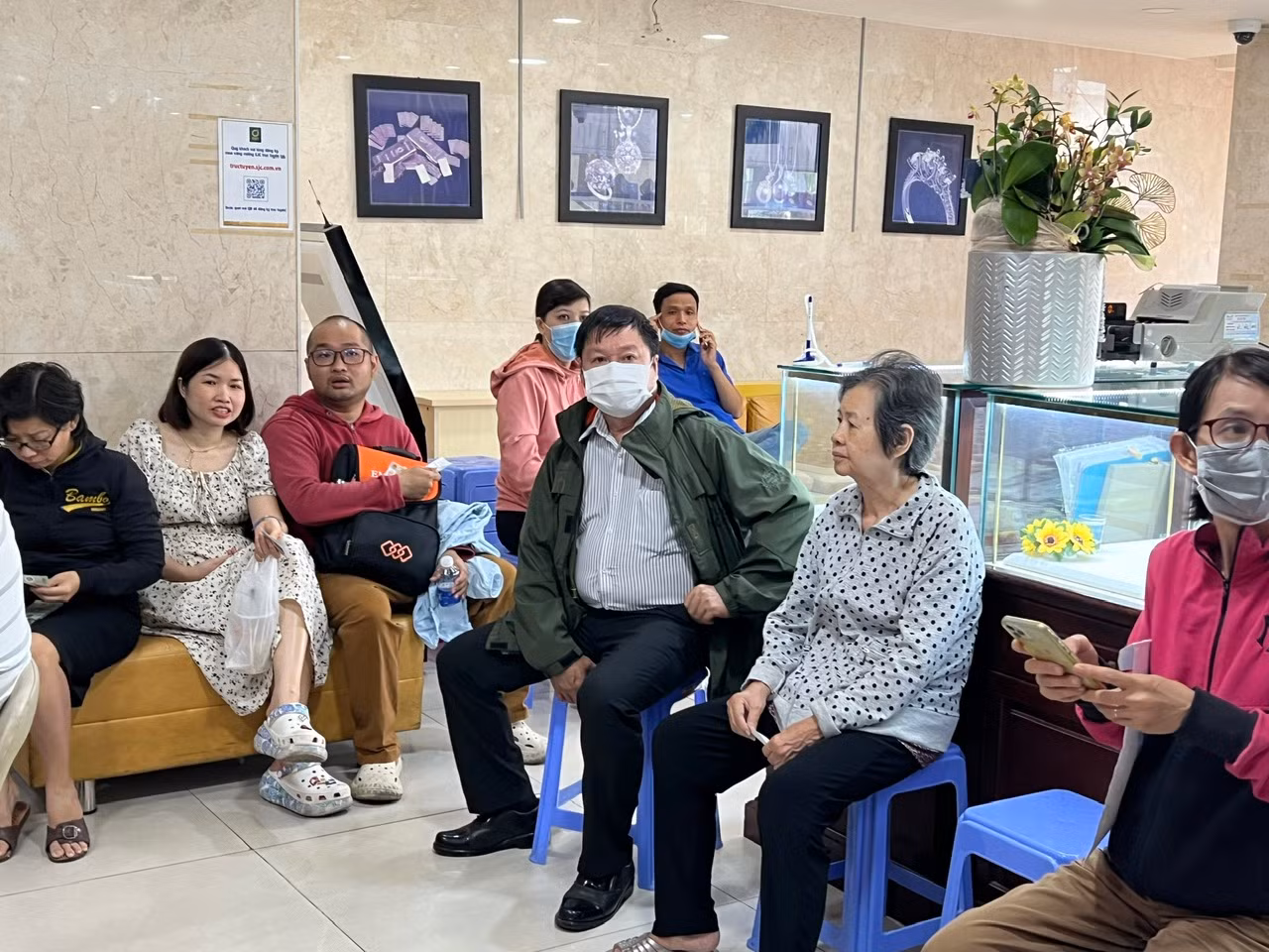 Tại đây, người dân có thể mua trực tiếp chứ không cần đăng ký online.