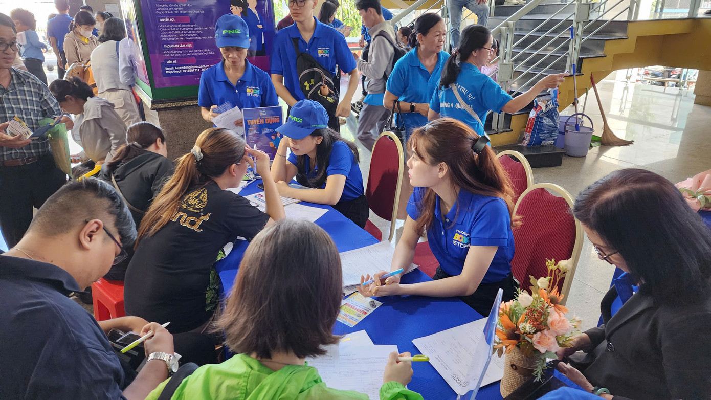 Người lao động nhộn nhịp tìm việc cuối năm Người lao động nhộn nhịp tìm việc cuối năm