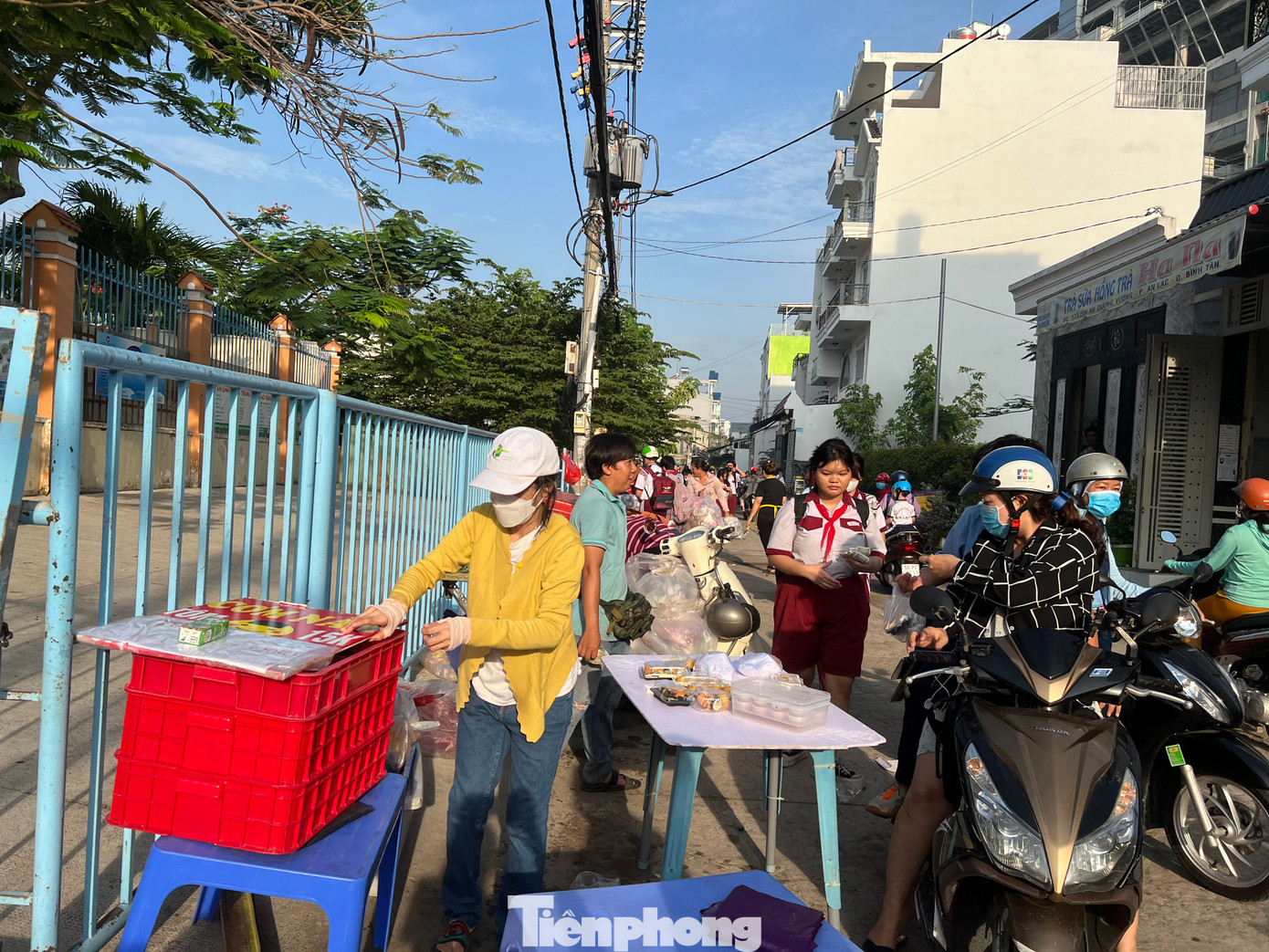 Con hẻm nhỏ nhưng chật kín hàng rong từ khắp nơi đến buôn bán, kinh doanh...