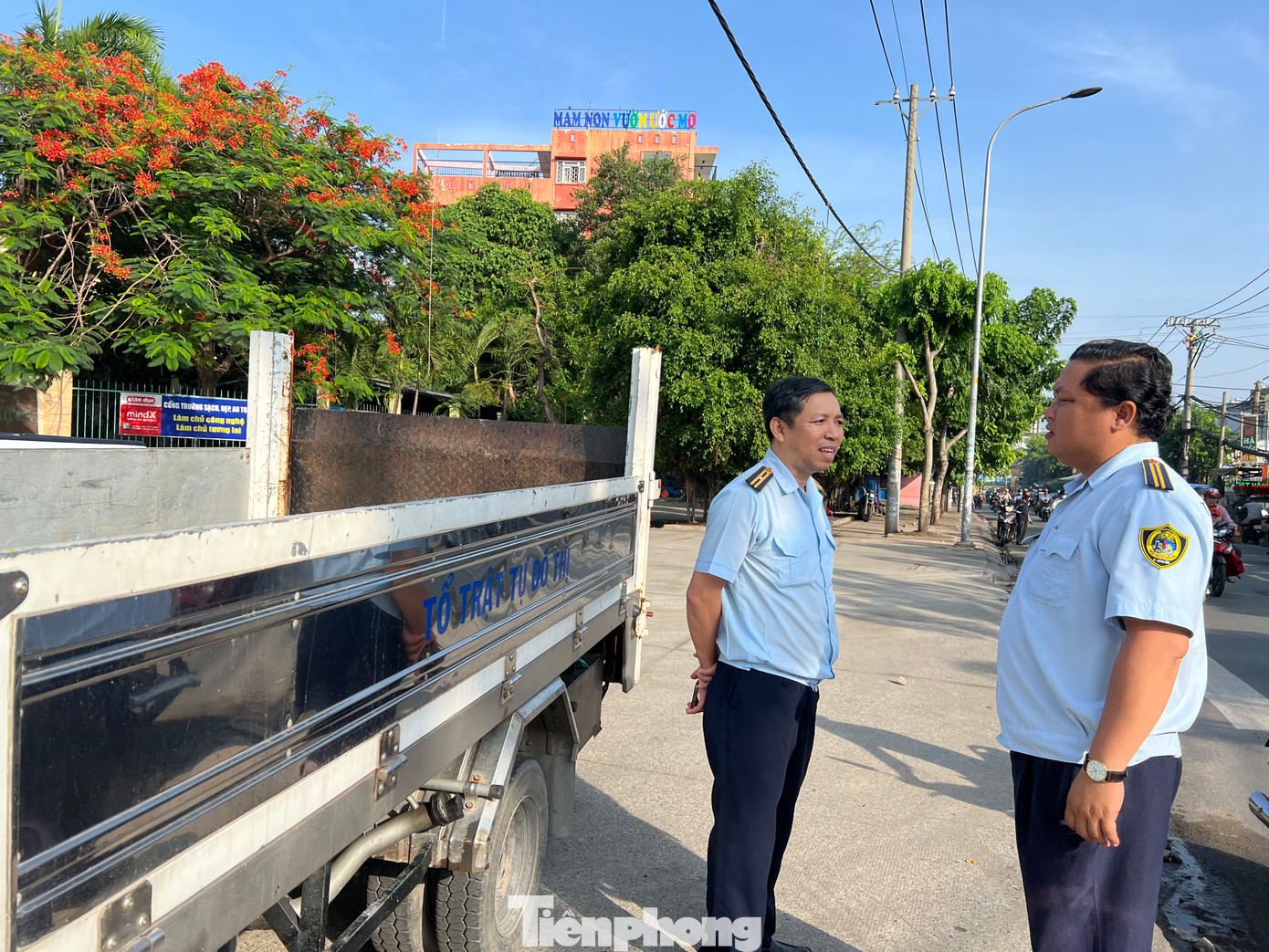 Quận Bình Tân đã tổ chức 3 tổ công tác đến các phường của quận Bình Tân để đăng ký các tuyến đường, phấn đấu lấy lại lề đường, lòng đường; đồng thời đảm bảo không để xảy ra tình trạng mua bán, chiếm dụng trước cổng trường.
