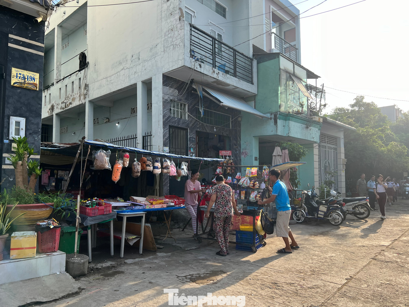 Khi có lực lượng kiểm tra, hàng rong dọn sát vào vỉa hè