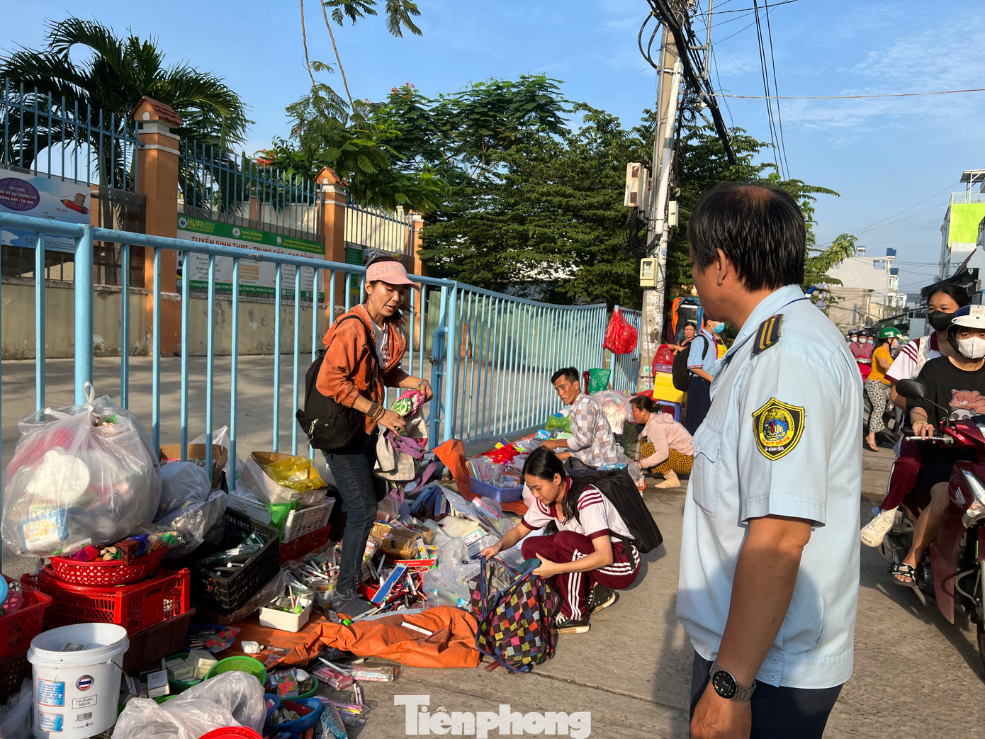 Khi bị kiểm tra, người bán năn nỉ đừng thu giữ, và sẽ dọn ngay...