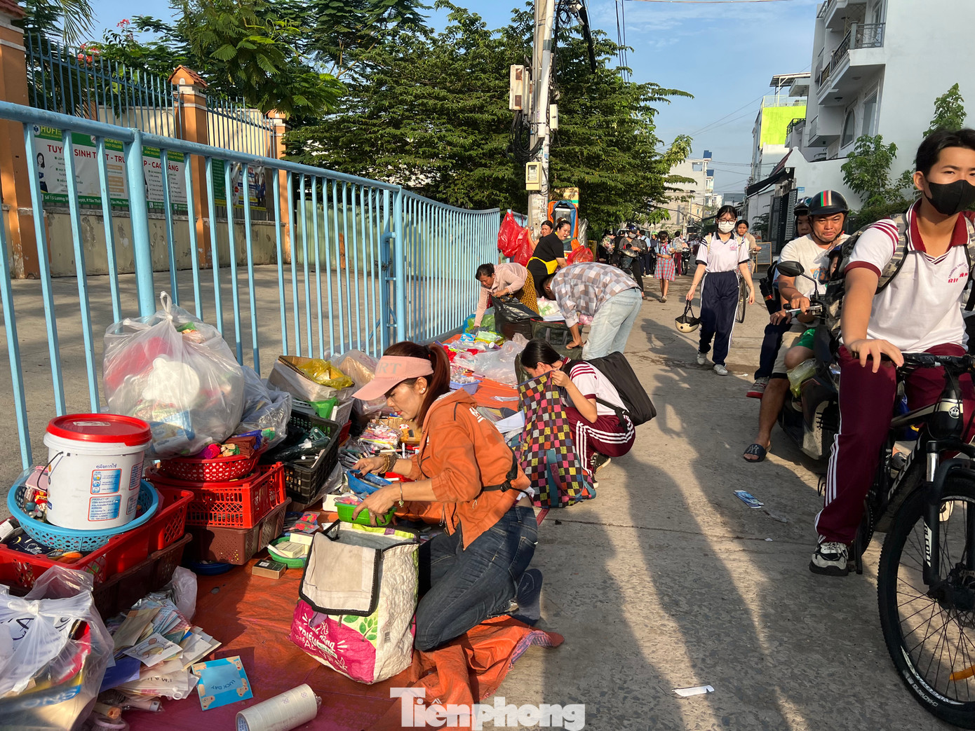 Trong khi đó, vỉa hè trường THCS Bình Tân được tận dụng bán đồ ăn uống, dụng cụ học tập chẳng khác gì "tiệm tạp hóa"...