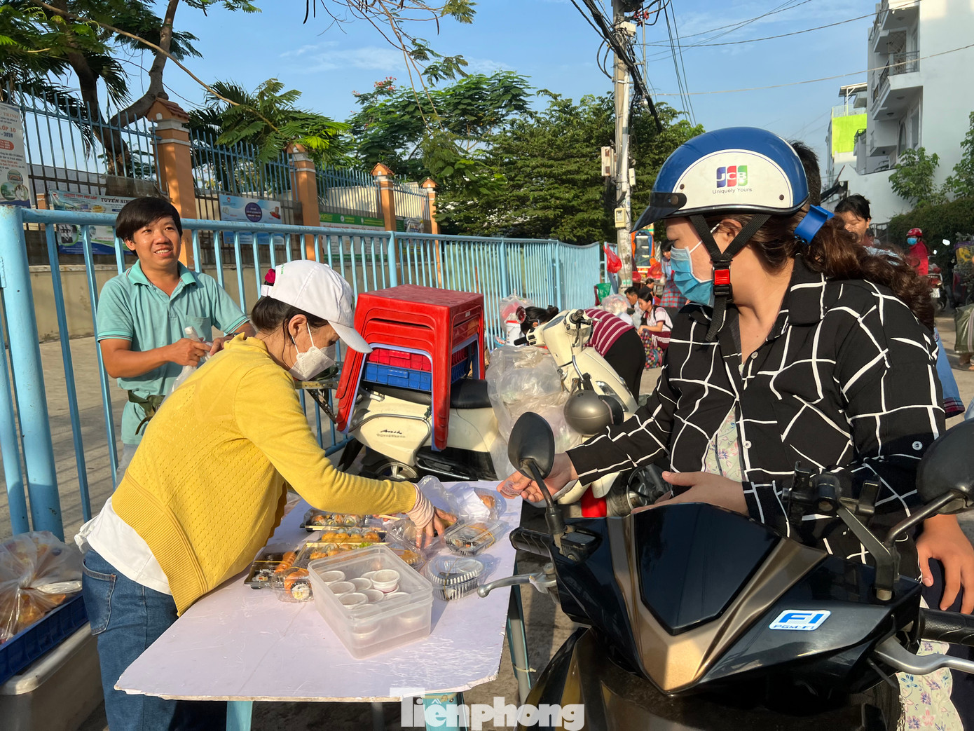 Một số người vừa dọn hàng, vừa cố vớt vát bán thêm phần thức ăn cho khách...