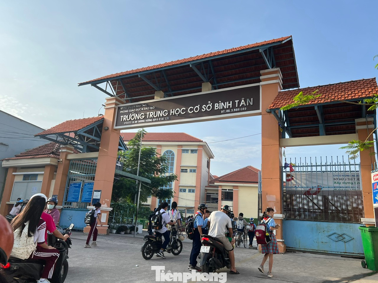 Cổng trường không còn bóng hàng rong...