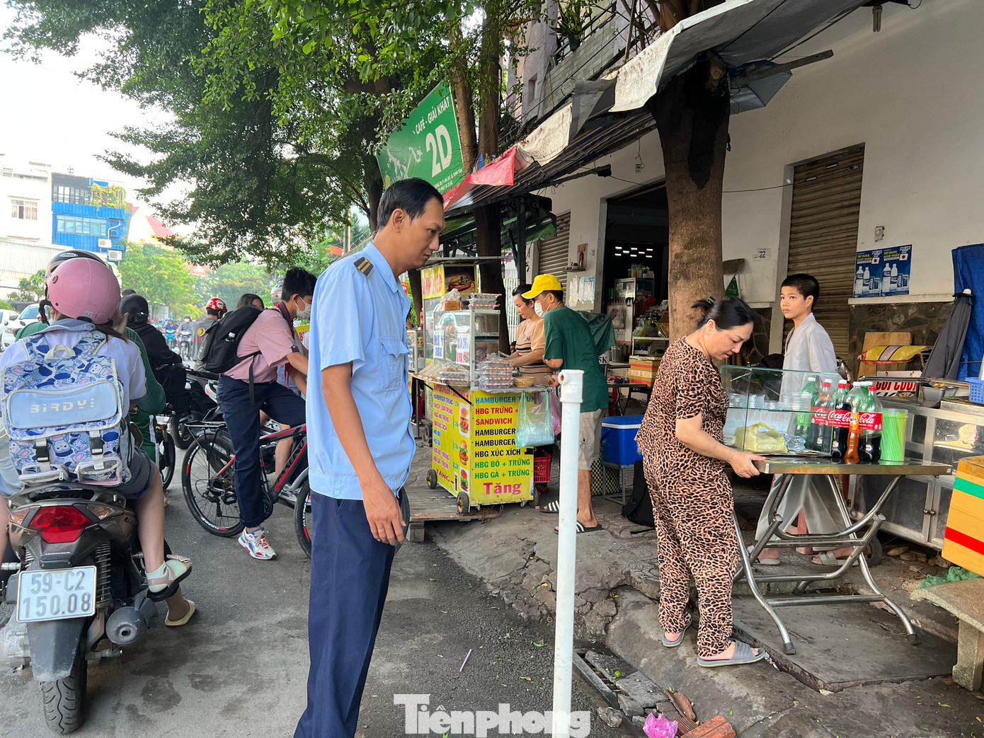 Khi thấy lực lượng chức năng, người kinh doanh trước cổng trường nhanh chóng di dời hàng hóa chuyển đi nơi khác. Người có mặt bằng kinh doanh vội vàng kéo bàn ghế sát vào vỉa hè.