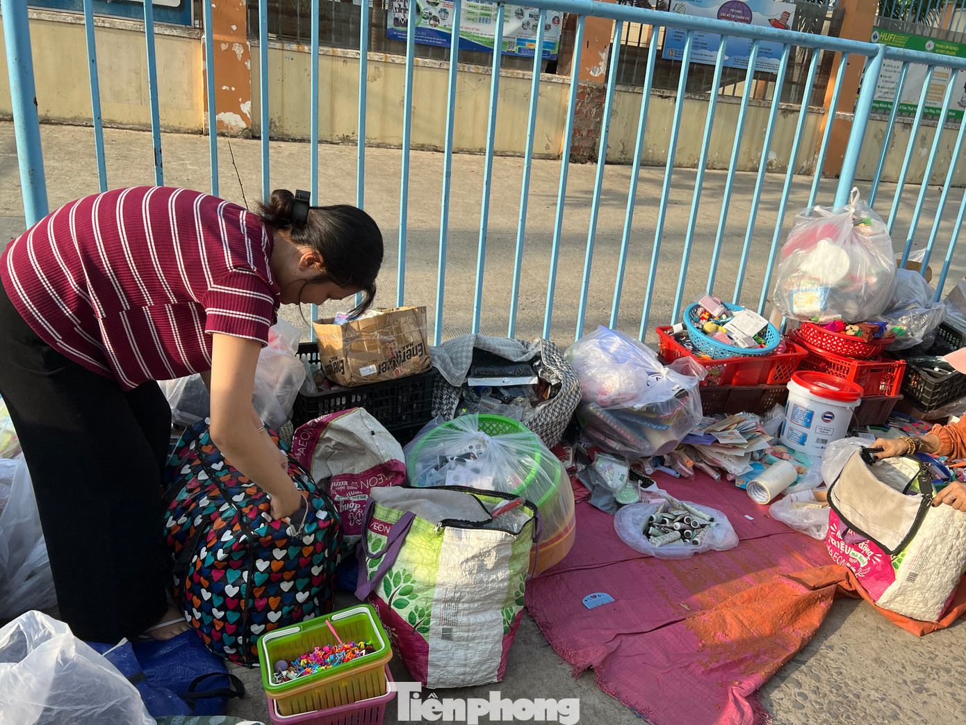 Dù trường học đã làm rào chắn không để hàng rong bán sát cổng trường, nhưng người bán vẫn bất chấp và ngay trên lòng đường đông đúc xe cộ qua lại...