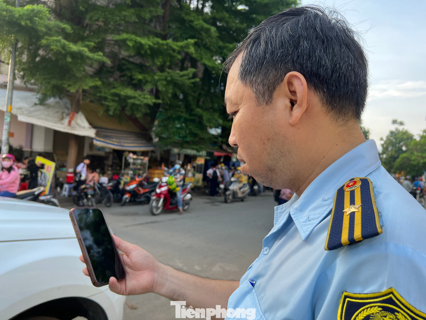 Anh Trung, Đội Phó Đội trật tự đô thị quận Bình Tân kiểm tra tình hình hàng rong trước cổng trường của 10 phường qua ứng dụng, các hình ảnh xử lý, xử phạt sẽ được các phường báo về Đội liên tục.