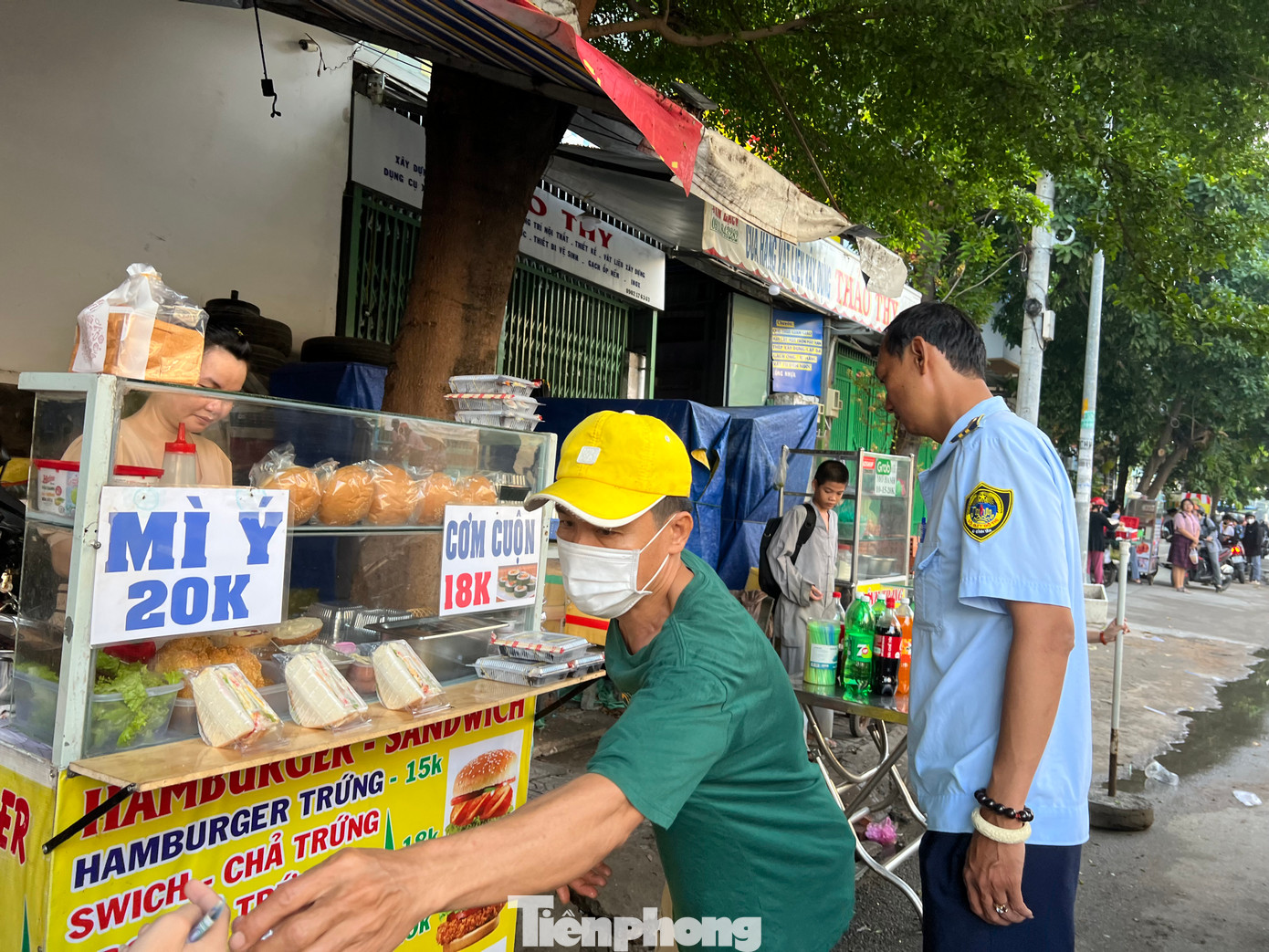 Sáng 22/5, ghi nhận tại nhiều phường thuộc quận Bình Tân (TPHCM), lực lượng chức năng gồm Đội quản lý trật tự đô thị quận, lực lượng dân phòng, bảo vệ khu phố, công an các phường thuộc quận Bình Tân... đồng loạt kiểm tra, xử lý hàng rong tại nhiều trường học trên địa bàn.