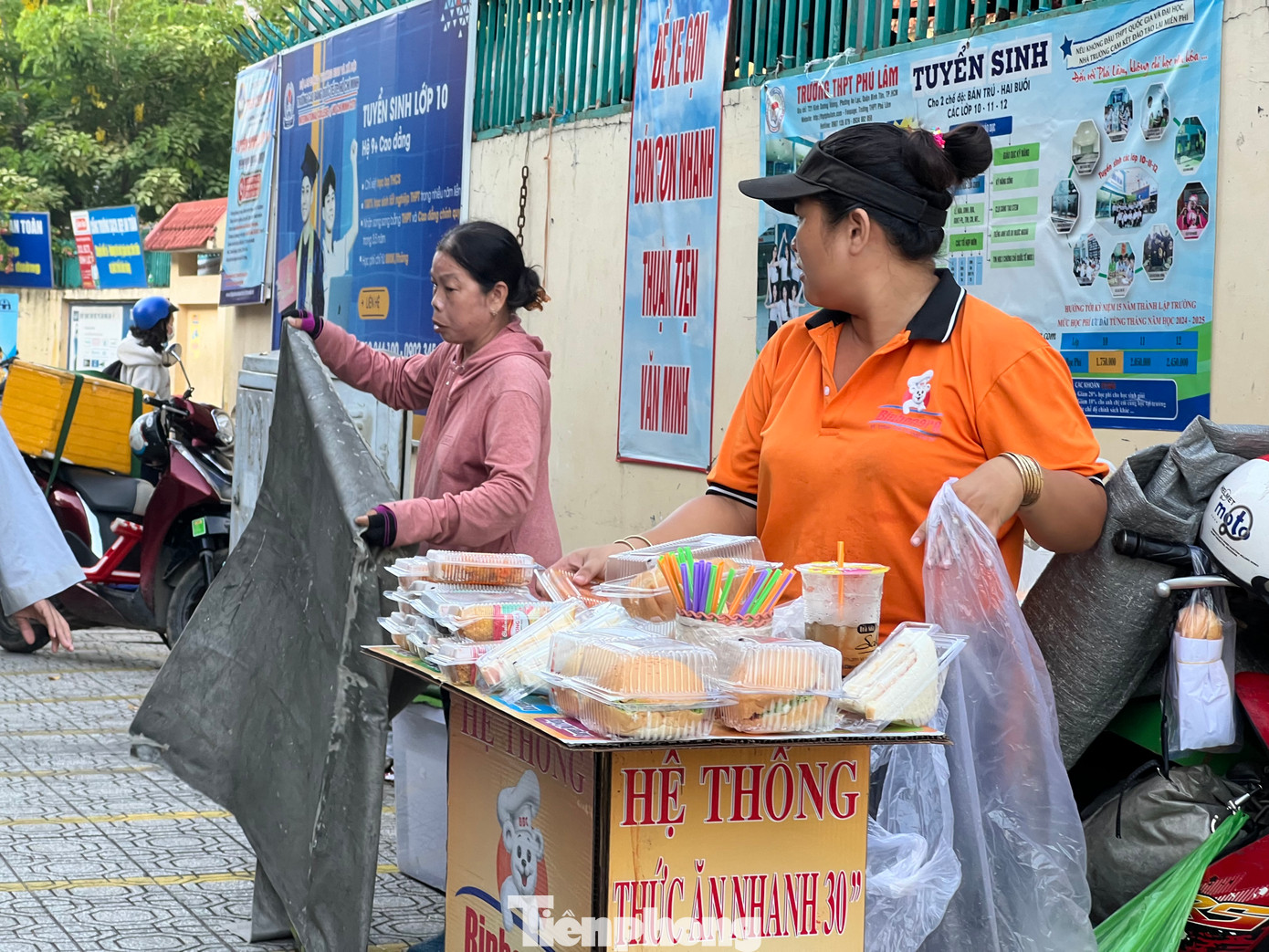 Trước Trường THCS Lê Tấn Bê (phường An Lạc), đội quân hàng rong dàn hàng chật kín trên vỉa hè ngay sát cổng trường. Tại đây bán đủ các loại thức ăn từ bánh mì hamburger, cơm cuộn, xôi, cơm tấm, bánh ướt, bún thịt nướng, nước ngọt... với giá từ 15.000 - 25.000 đồng/phần.