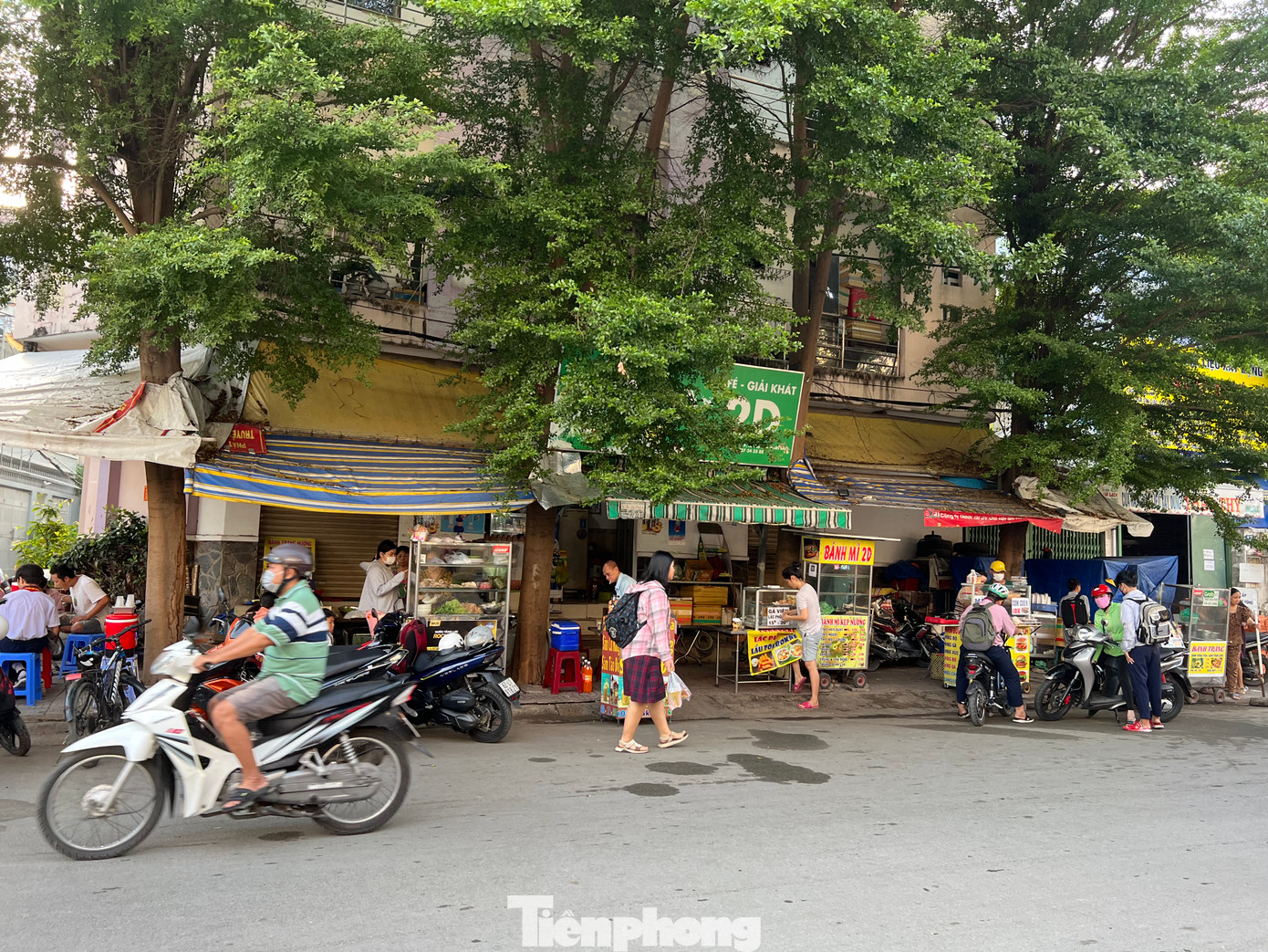 Hàng rong lấn chiếm hầu hết vỉa hè xung quanh khu vực có trường học, học sinh, người đi bộ phải đi dưới lòng đường...
