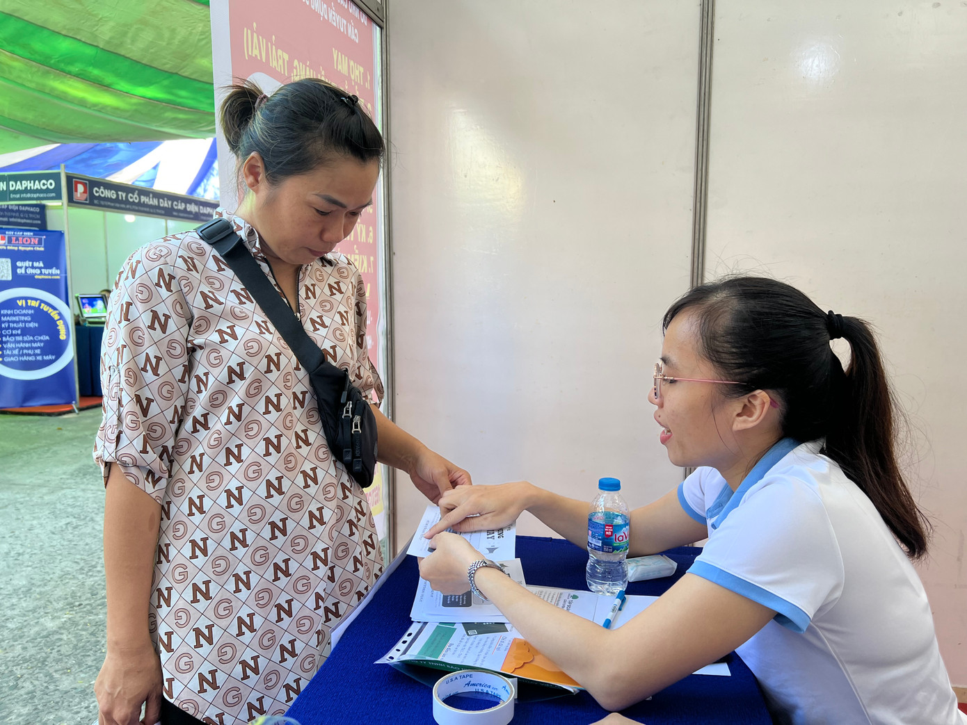 Người lao động tìm kiếm cơ hội việc làm tại ngày hội việc làm tổ chức tại TPHCM.