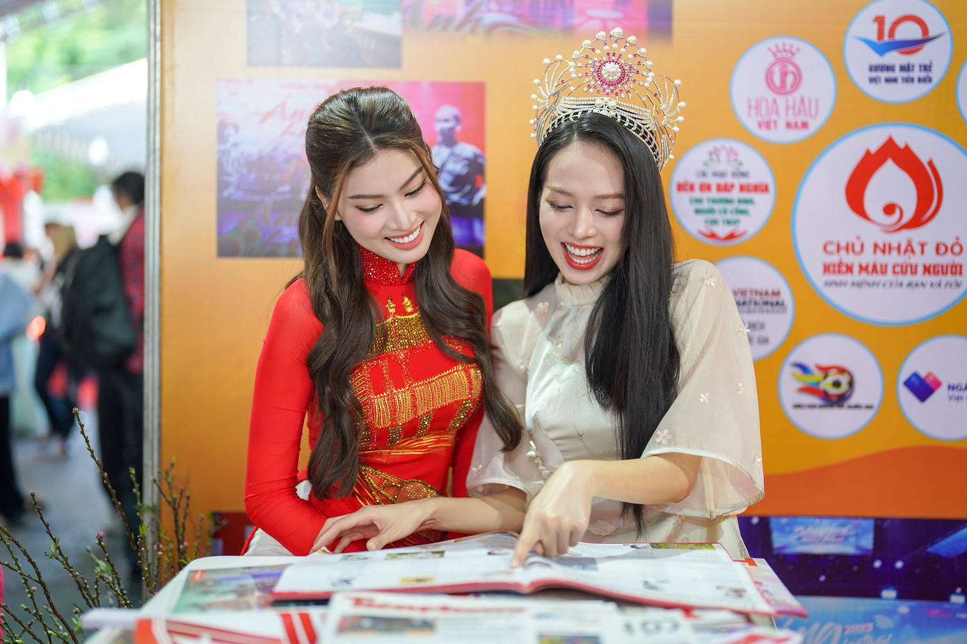 Từ khá sớm, nhiều hoa - á hậu đã đến check-in tại gian hàng báo Tiền Phong. Người đẹp háo hức đọc thông tin trên báo Tiền Phong.