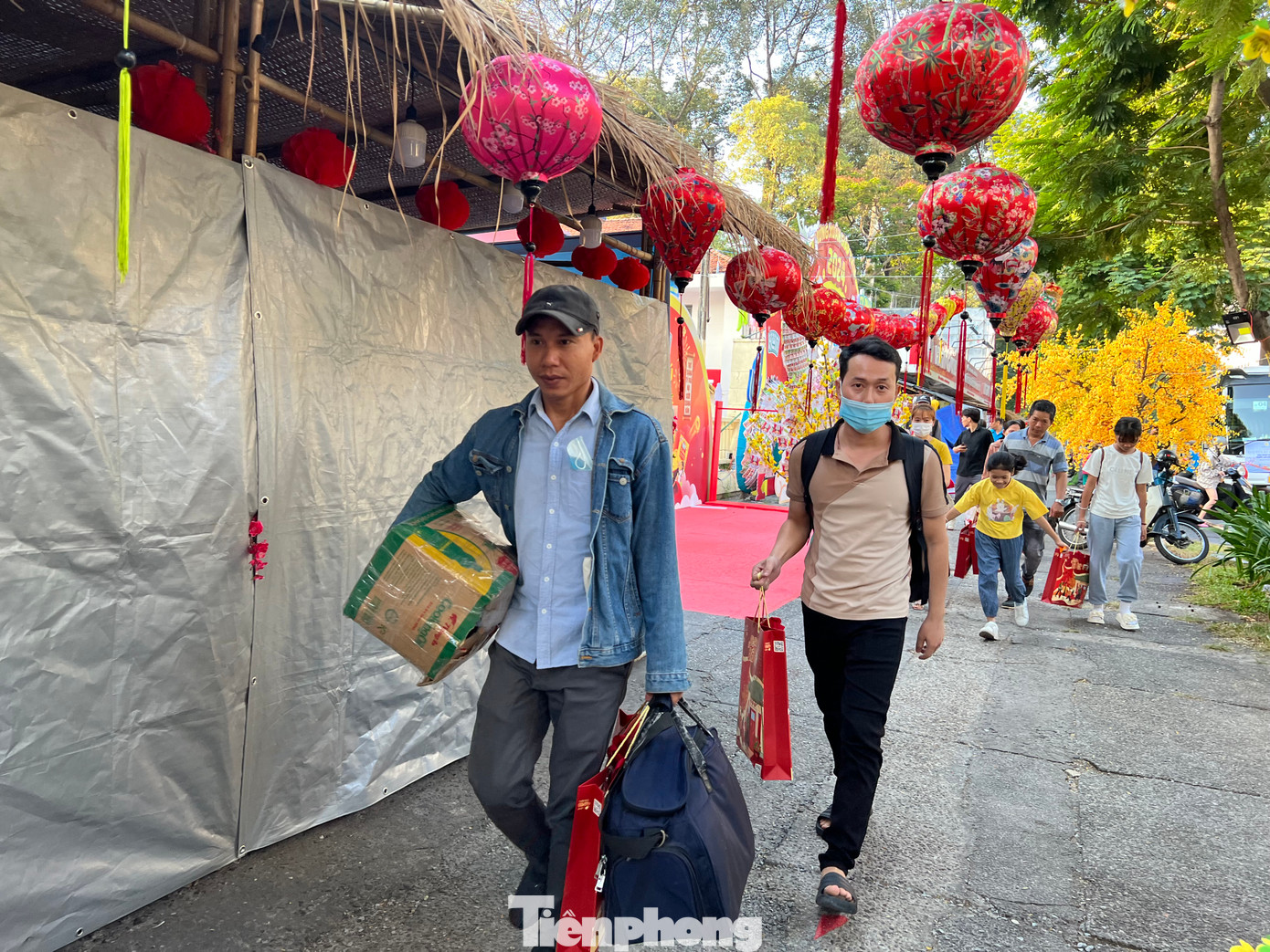 Từ sáng sớm, nhiều gia đình công nhân, lao động tự do ở TPHCM đã hân hoan lên chuyến xe về quê đón Tết hoàn toàn miễn phí do LĐLĐ TPHCM tổ chức