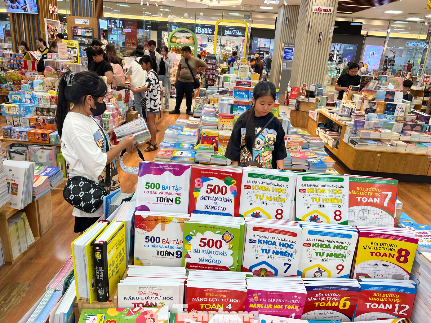 Như vở học sinh giá dao động từ 9.000 - 25.000 đồng/quyển; bút chì, bút bi từ 3.000 - 10.000 đồng/cây. Cặp sách, ba lô học sinh có trang bị thêm chức năng chống gù, chống vẹo cột sống, lệch vai... giá bán dao động từ 200.000 - 300.000 đồng/sản phẩm ở phân khúc bình dân. Như vở học sinh giá dao động từ 9.000 - 25.000 đồng/quyển; bút chì, bút bi từ 3.000 - 10.000 đồng/cây. Cặp sách, ba lô học sinh có trang bị thêm chức năng chống gù, chống vẹo cột sống, lệch vai... giá bán dao động từ 200.000 - 300.000 đồng/sản phẩm ở phân khúc bình dân.