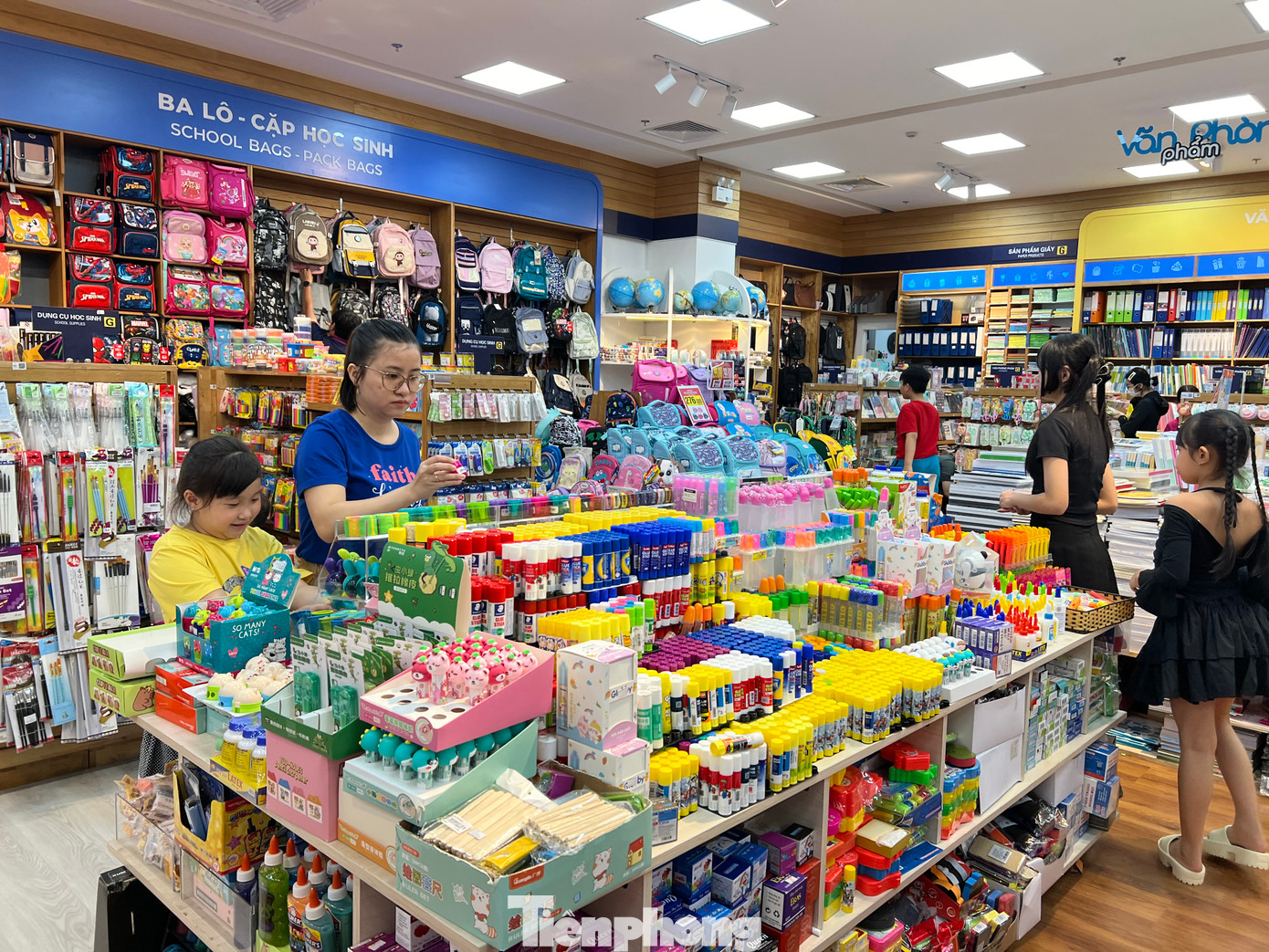 Tuy sản phẩm đồ dùng học sinh được phân vào nhóm hàng bình ổn giá, đồng thời có nhiều chương trình khuyến mãi nhưng phụ huynh vẫn chi tiêu tiền triệu để sắm sửa đầy đủ cho các con. Tuy sản phẩm đồ dùng học sinh được phân vào nhóm hàng bình ổn giá, đồng thời có nhiều chương trình khuyến mãi nhưng phụ huynh vẫn chi tiêu tiền triệu để sắm sửa đầy đủ cho các con.