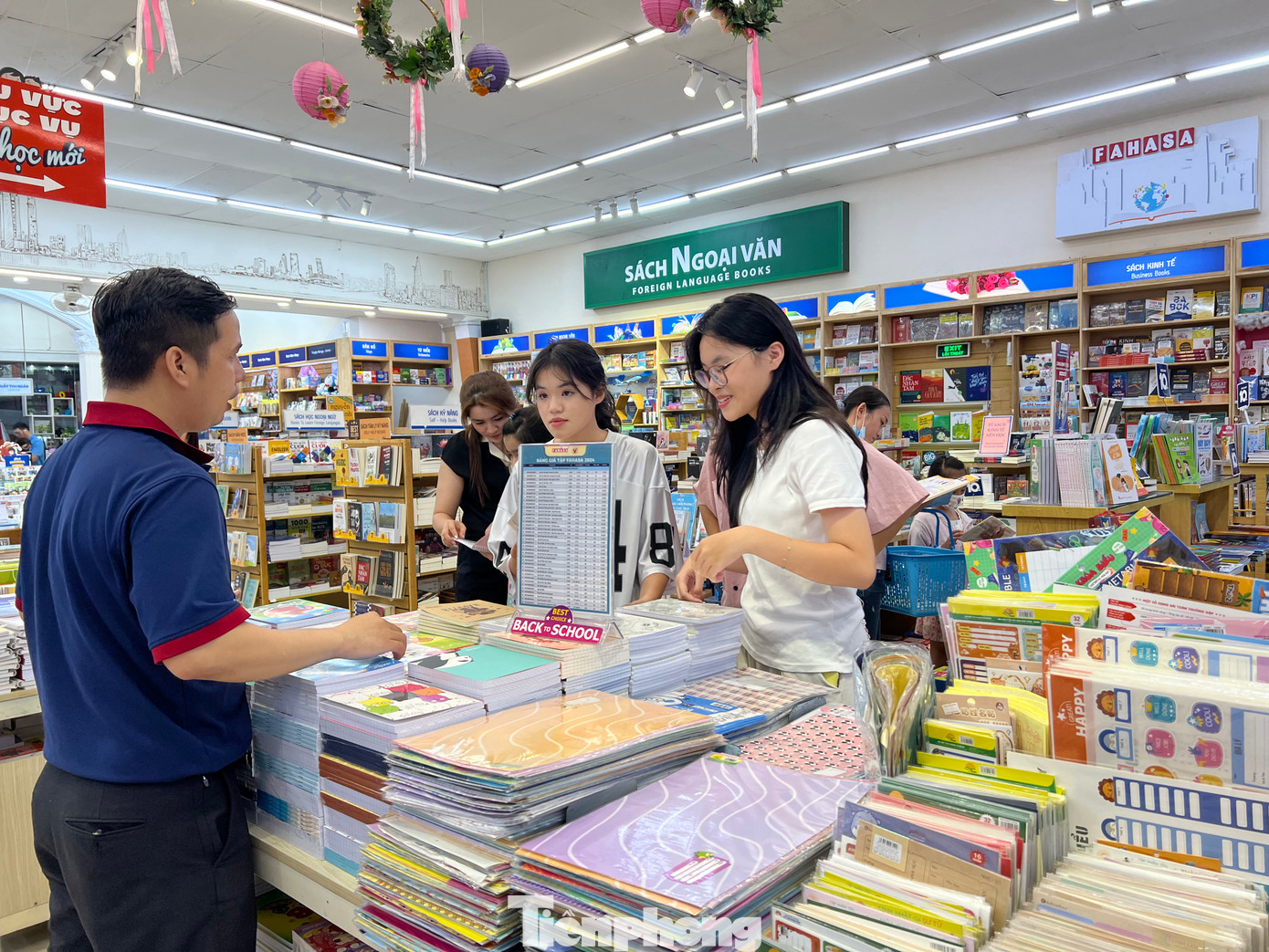 Trước thềm khai giảng năm học mới 2024-2025, TPHCM đã xếp đồ dùng học sinh như tập vở, cặp, ba lô, túi xách, đồng phục học sinh, giày dép học sinh… nằm trong 12 nhóm hàng thuộc Chương trình bình ổn thị trường của thành phố. Vì vậy, các mặt hàng này luôn được bình ổn, giá bán thấp hơn so với thị trường từ 5 – 10%. Trước thềm khai giảng năm học mới 2024-2025, TPHCM đã xếp đồ dùng học sinh như tập vở, cặp, ba lô, túi xách, đồng phục học sinh, giày dép học sinh… nằm trong 12 nhóm hàng thuộc Chương trình bình ổn thị trường của thành phố. Vì vậy, các mặt hàng này luôn được bình ổn, giá bán thấp hơn so với thị trường từ 5 – 10%.