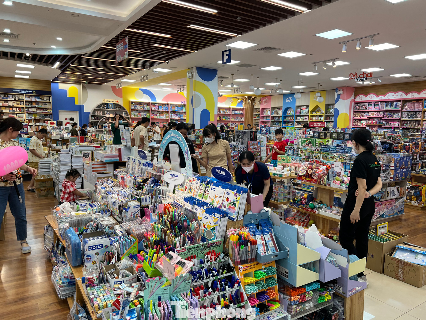 Nhà sách nhộn nhịp phụ huynh, học sinh đến sắm sửa đầu năm học mới. Nhà sách nhộn nhịp phụ huynh, học sinh đến sắm sửa đầu năm học mới.