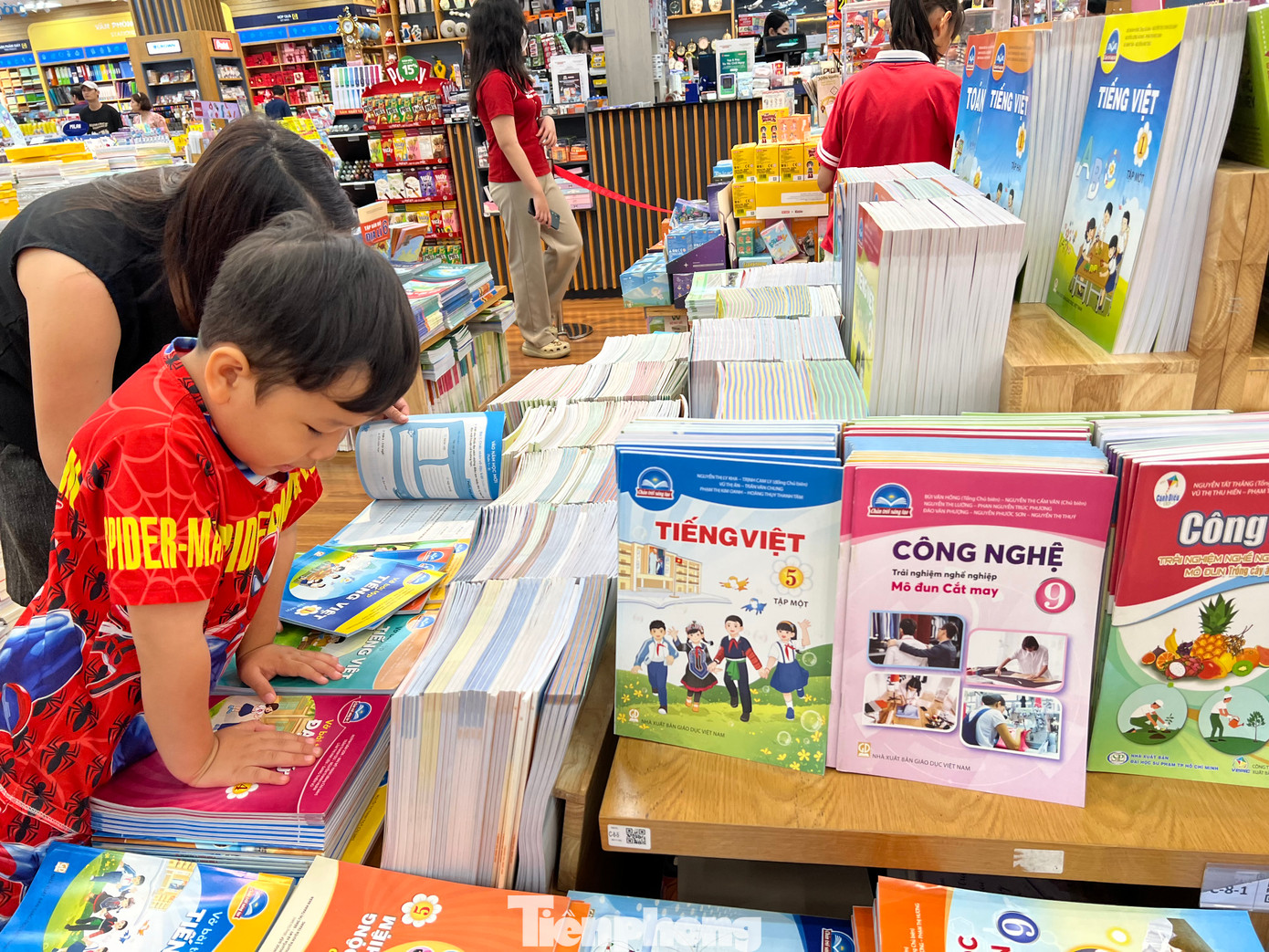 Tối 3/9, tại nhiều nhà sách ở TPHCM..., khá đông phụ huynh đưa con đến chọn mua sách vở, đồ dùng học tập để chuẩn bị bước vào năm học 2024 - 2025. Tối 3/9, tại nhiều nhà sách ở TPHCM..., khá đông phụ huynh đưa con đến chọn mua sách vở, đồ dùng học tập để chuẩn bị bước vào năm học 2024 - 2025.