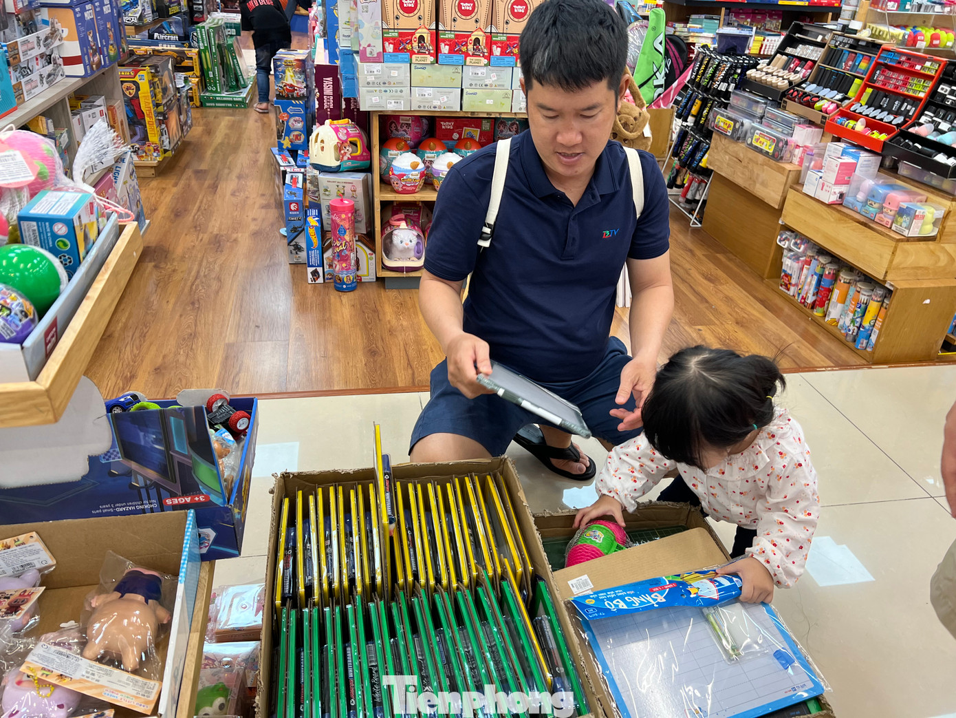 Các bé nhỏ còn được phụ huynh sắm thêm bình nước, bảng viết... Các bé nhỏ còn được phụ huynh sắm thêm bình nước, bảng viết...