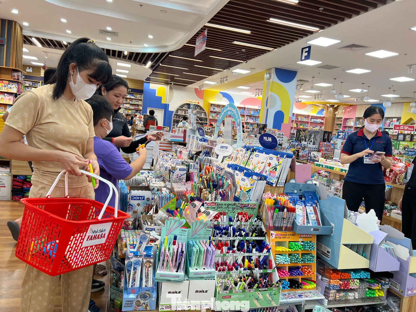 Tại một nhà sách, chị Minh Trang cùng con trai chuẩn bị vào lớp 1 đã chọn mua sách, vở tập viết, các loại bút, thước theo ý thích của bé. "Tôi vừa từ quê vào liền đưa con đến nhà sách mua sắm dụng cụ học tập ngay. Trước đó tôi đã mua ba-lô, đồng phục cho con, hôm nay đi để xem còn thiếu món gì sẽ bổ sung thêm cho đầy đủ" - chị Trang nói. Tại một nhà sách, chị Minh Trang cùng con trai chuẩn bị vào lớp 1 đã chọn mua sách, vở tập viết, các loại bút, thước theo ý thích của bé. "Tôi vừa từ quê vào liền đưa con đến nhà sách mua sắm dụng cụ học tập ngay. Trước đó tôi đã mua ba-lô, đồng phục cho con, hôm nay đi để xem còn thiếu món gì sẽ bổ sung thêm cho đầy đủ" - chị Trang nói.