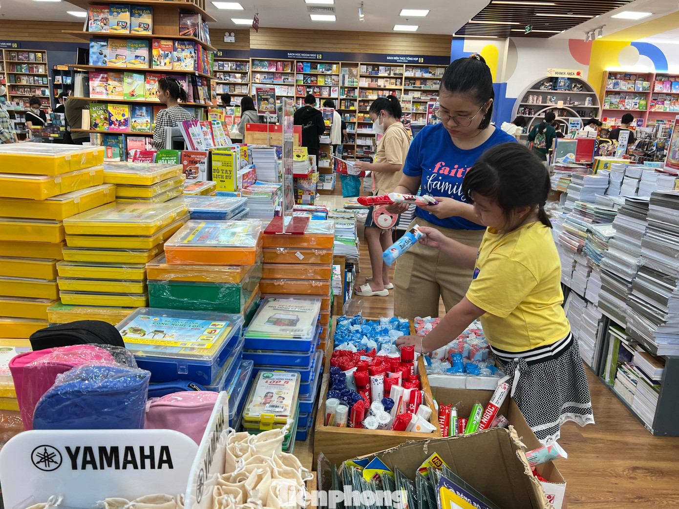 Ông Nguyễn Văn Dũng, Phó Chủ tịch UBND TPHCM khẳng định, thông qua Chương trình bình ổn này, người dân được tiếp cận những mặt hàng thiết yếu, giá cả ổn định phục vụ cho người dân thành phố. Đặc biệt dịp này đang chuẩn bị cho ngày khai giảng năm học mới, nên chương trình bán những mặt hàng thiết yếu cho học sinh là việc rất cần thiết. Ông Nguyễn Văn Dũng, Phó Chủ tịch UBND TPHCM khẳng định, thông qua Chương trình bình ổn này, người dân được tiếp cận những mặt hàng thiết yếu, giá cả ổn định phục vụ cho người dân thành phố. Đặc biệt dịp này đang chuẩn bị cho ngày khai giảng năm học mới, nên chương trình bán những mặt hàng thiết yếu cho học sinh là việc rất cần thiết.