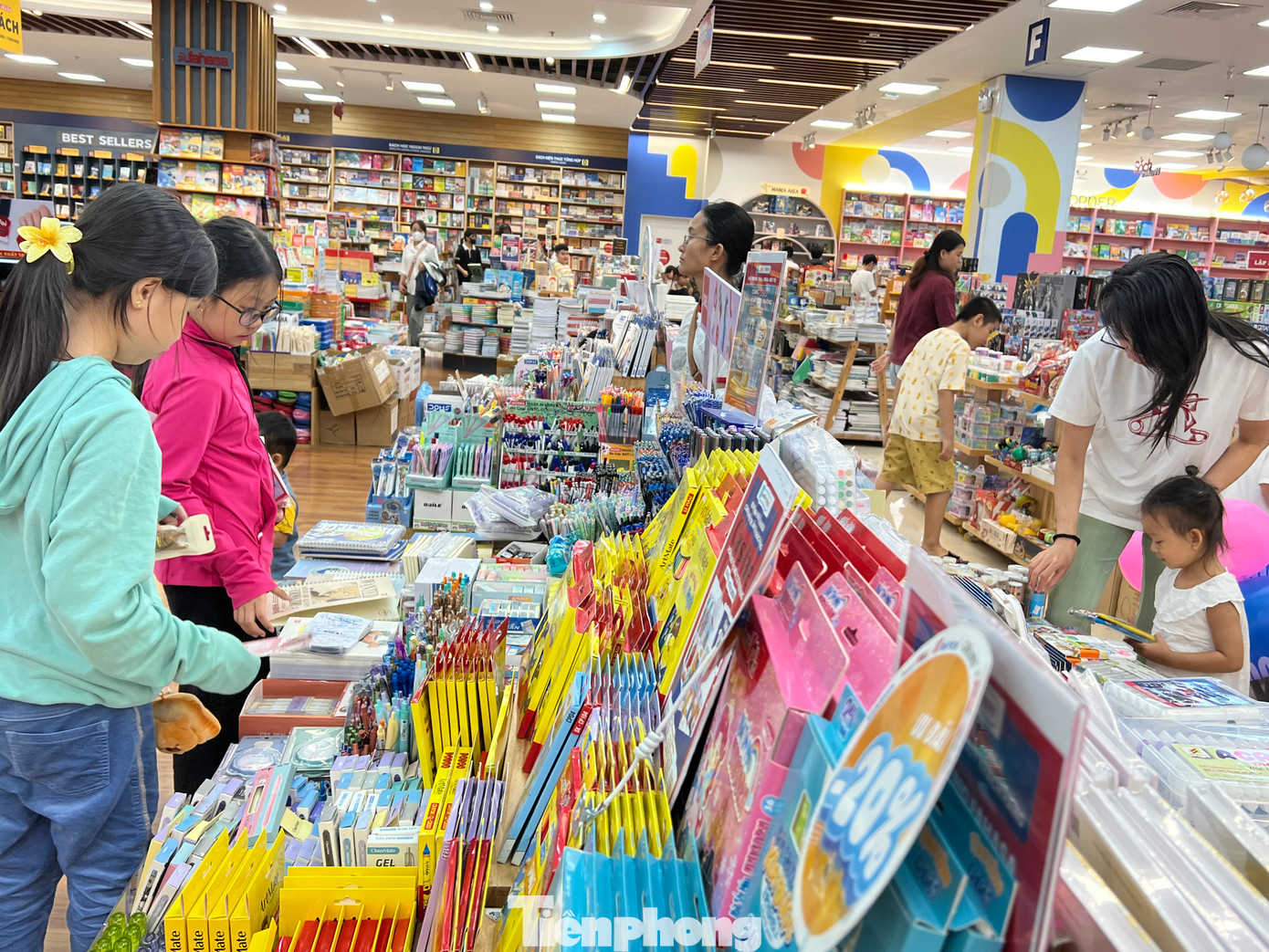 Mua 20 cuốn vở, một bộ sách giáo khoa lớp 7, hai hộp bút tổng cộng gần 2 triệu đồng, chị Phương Uyên (ngụ quận 6, TPHCM) cho biết, tận dụng lại ba lô, đồng phục từ năm ngoái nên mua sắm cho năm học mới có phần nhẹ hơn đôi chút. Chứ sắm sửa mới toàn bộ như năm đầu cấp thì phải tròm trèm 5 triệu đồng mới đủ. Mua 20 cuốn vở, một bộ sách giáo khoa lớp 7, hai hộp bút tổng cộng gần 2 triệu đồng, chị Phương Uyên (ngụ quận 6, TPHCM) cho biết, tận dụng lại ba lô, đồng phục từ năm ngoái nên mua sắm cho năm học mới có phần nhẹ hơn đôi chút. Chứ sắm sửa mới toàn bộ như năm đầu cấp thì phải tròm trèm 5 triệu đồng mới đủ.