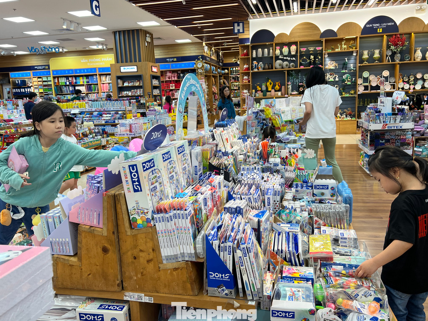 Ghi nhận các sản phẩm dụng cụ học tập đa phần đều là hàng trong nước. Hàng hóa đa dạng, có nhiều mức giá để khách hàng lựa chọn. Ghi nhận các sản phẩm dụng cụ học tập đa phần đều là hàng trong nước. Hàng hóa đa dạng, có nhiều mức giá để khách hàng lựa chọn.