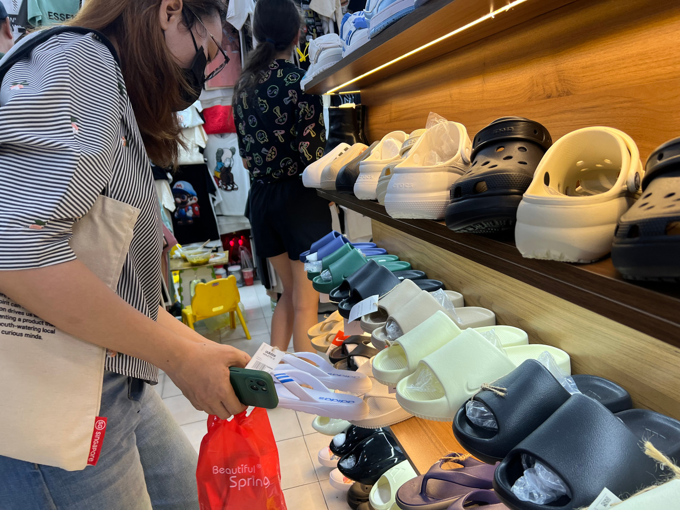 Nhiều loại túi xách, giày dép, quần áo... giả, nhái các thương hiệu nổi tiếng được bày bán công khai tại nhiều "thiên đường mua sắm" ở TPHCM như Saigon Square, chợ Bến Thành, phố thời trang quận 5...