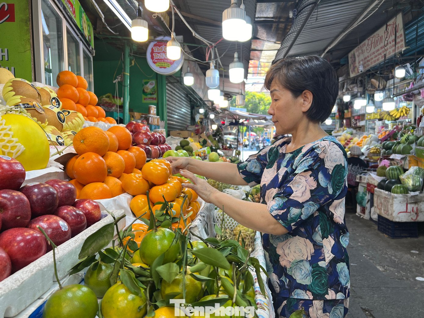 Tại chợ Bà Chiểu (quận Bình Thạnh), tiểu thương hàng trái cây chăm chút từng mặt hàng để hút khách mua. Tuy nhiên lượng khách không khá hơn bao nhiêu. Trái cây ở đây đa số là hàng loại 1, chủ yếu khách mua để biếu tặng, bày bàn thờ...