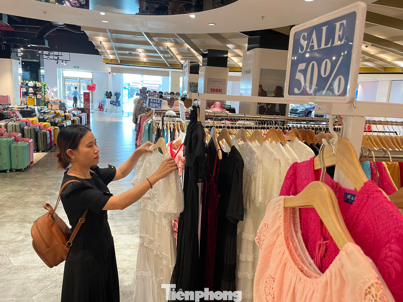 Nhiều sản phẩm giảm giá 50%, hoặc đồng giá 399.000 đồng nhưng chỉ có một khách xem hàng. Sau đó người này cũng không mua. &quot;Thu nhập giảm nên tôi chấp nhận chọn mua quần áo &quot;no name&quot; (không thương hiệu) để có giá rẻ hơn&quot; - người này cho biết.